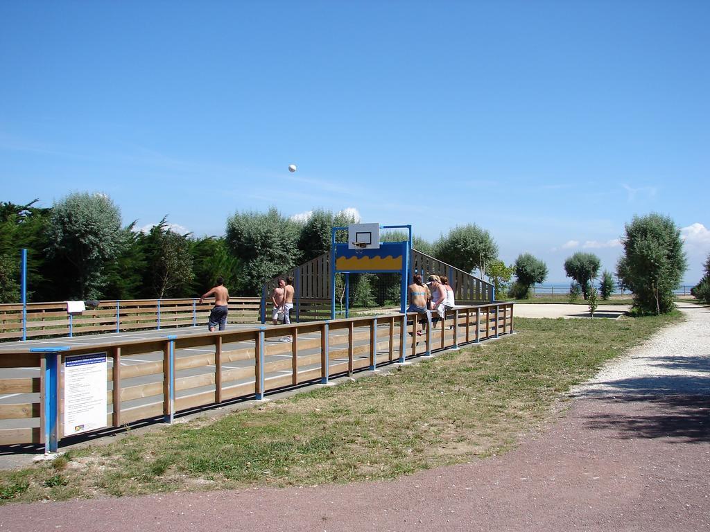 Camping Phare Ouest Saint-Denis-dʼOléron Exterior foto