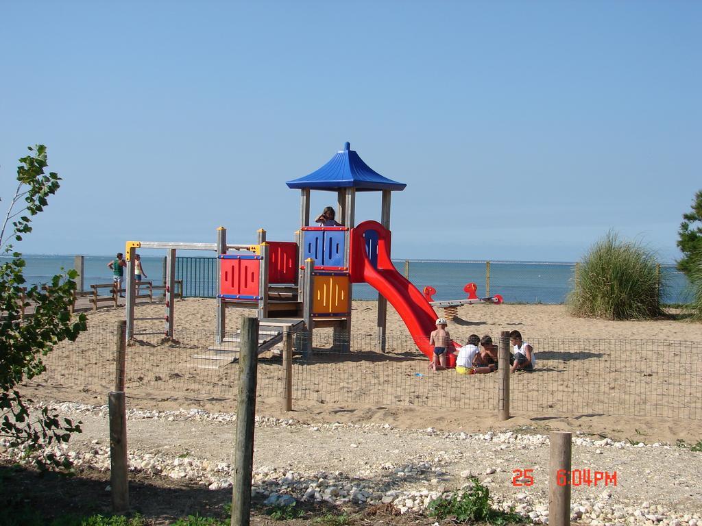 Camping Phare Ouest Saint-Denis-dʼOléron Exterior foto